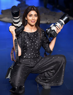 WOW Shriya Saran looks Amazing in Black Top and Tropusers with Camera in Hand at Lakme Fashion Week 2017 3